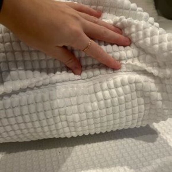 Large Brand New Waffle Pillow - Picture 4 of 5